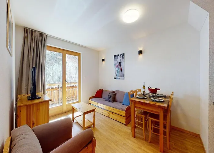 Snug With Balcony アパート