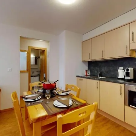 דירה Snug With Balcony *