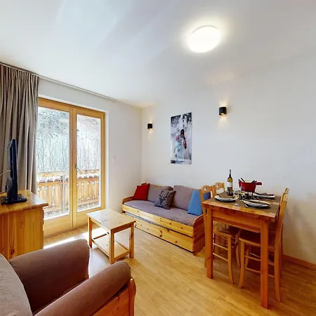Snug With Balcony דירה